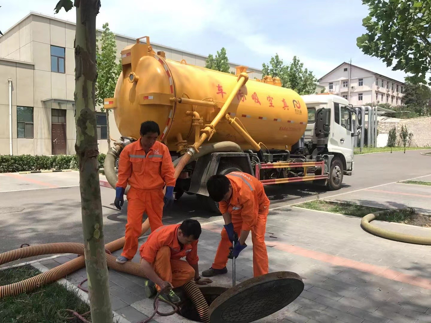 老城管道疏通车停在窨井附近