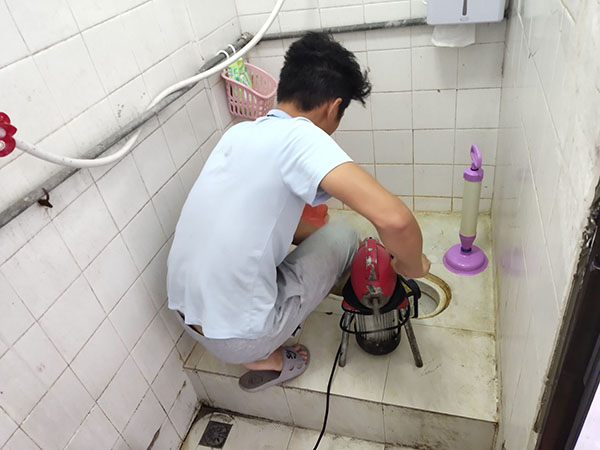 老城管道堵塞冒臭气 专业师傅现场解决问题