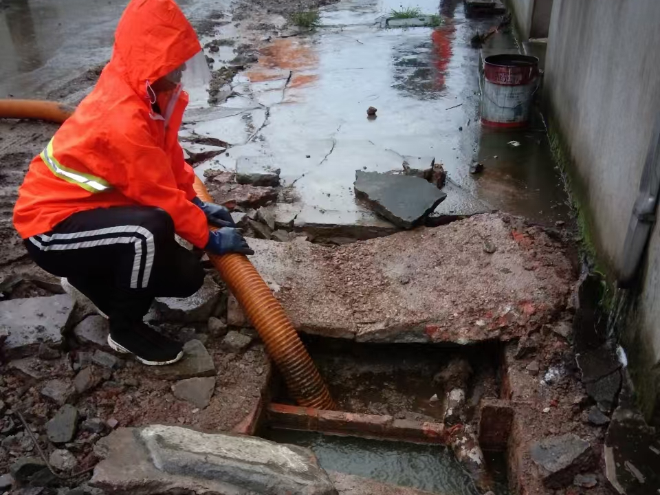 老城专业清理污水池 炜誉市政以规范流程守护城市 “肠道”